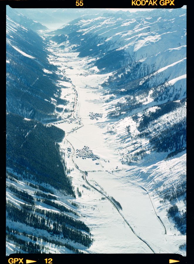 Zahlreiche Lawinenkegel im Goms (Obergesteln im Vordergrund und Ulrichen in Bildmitte). Obergesteln, Ulrichen und Oberwald waren vom 18. Februar bis am 2. März von der Aussenwelt abgeschnitten und weder auf der Strasse noch auf der Schiene erreichbar. Aufnahmerichtung: NE, 26. 02. 1999, 16:05; Titel der Aufnahme: GOMS, LAWINENKEGEL; Wallis Kameramodell: Expression 11000XL